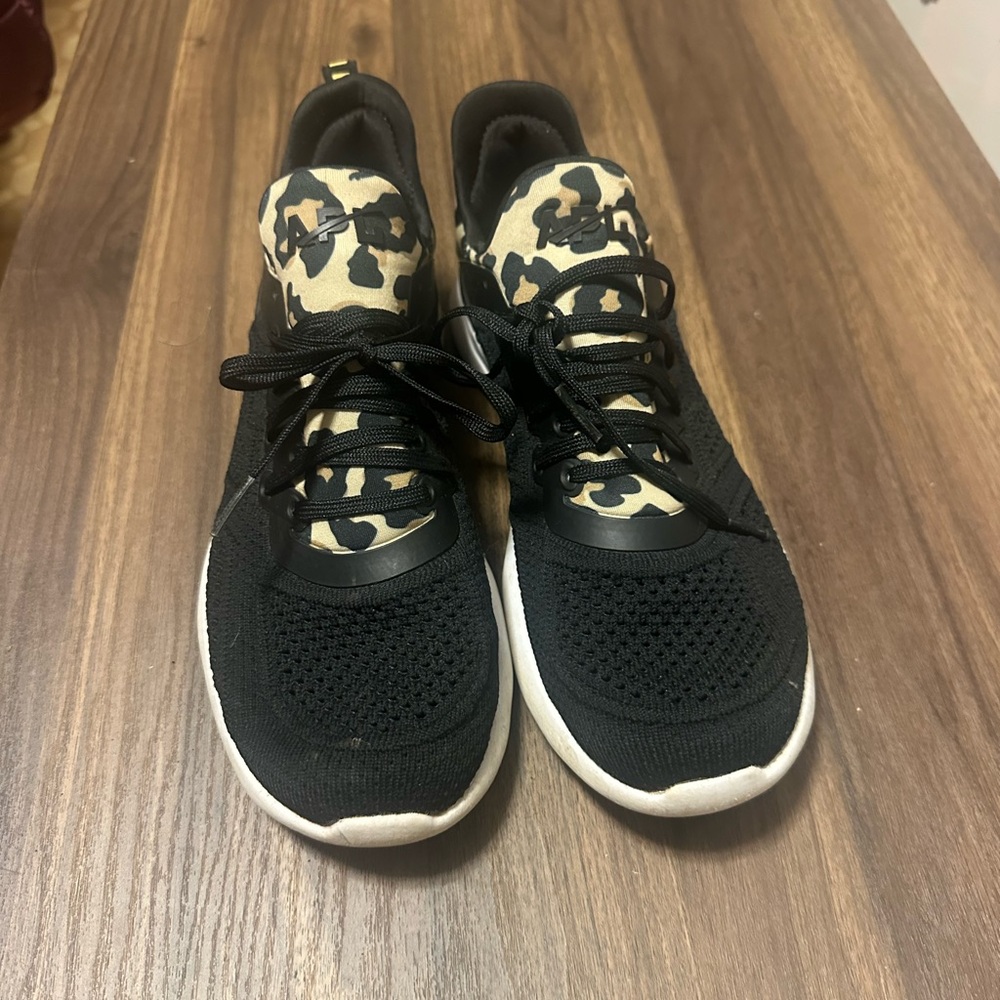 Women’s APL techloom tracer sneakers